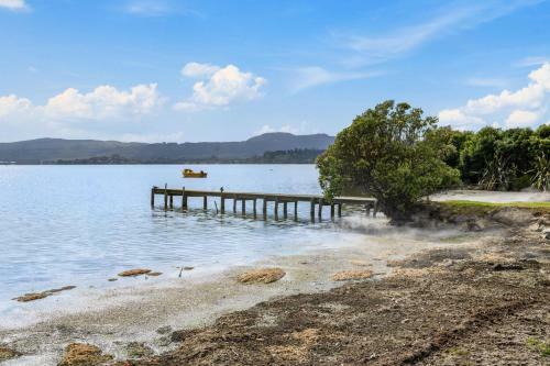 Lakeside Living - Lake Rotorua Holiday Home