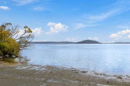 Lakeside Living - Lake Rotorua Holiday Home