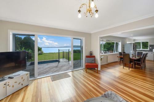 Lakeside Living - Lake Rotorua Holiday Home