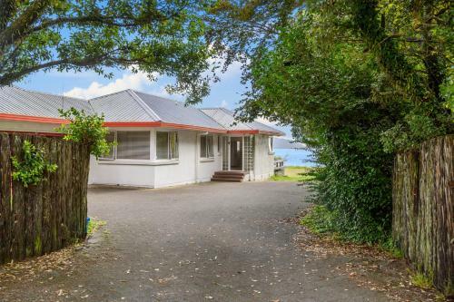 Lakeside Living - Lake Rotorua Holiday Home