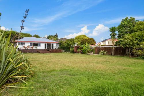 Lakeside Living - Lake Rotorua Holiday Home
