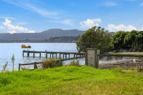 Lakeside Living - Lake Rotorua Holiday Home