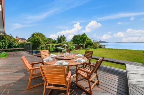 Lakeside Living - Lake Rotorua Holiday Home