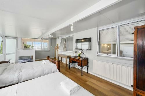 Lakeside Living - Lake Rotorua Holiday Home