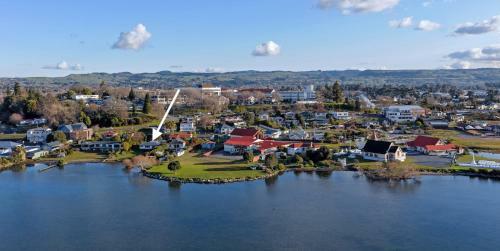 Lakeside Living - Lake Rotorua Holiday Home