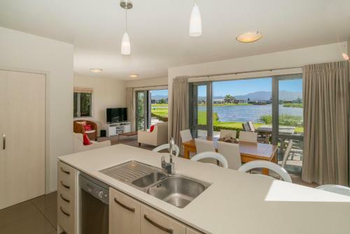 Apartamento Matarangi Lakeside Gem - Golfers Dream!