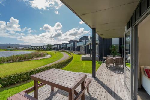 Apartamento Matarangi Lakeside Gem - Golfers Dream!
