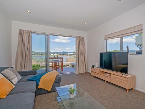 Warm Nest - Matarangi Holiday Home