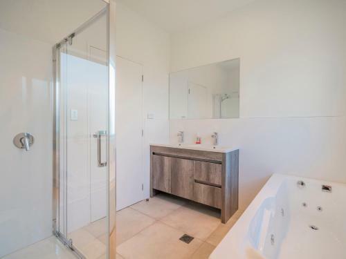 Warm Nest - Matarangi Holiday Home