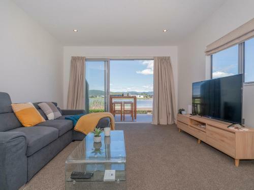 Warm Nest - Matarangi Holiday Home