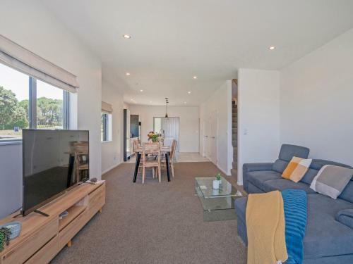 Warm Nest - Matarangi Holiday Home