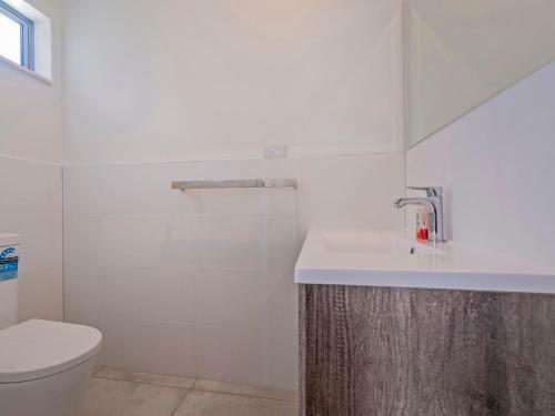 Warm Nest - Matarangi Holiday Home