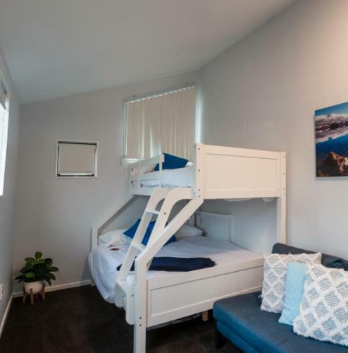 Central, Modern Loft Style Home - 2 Min Walk From Town