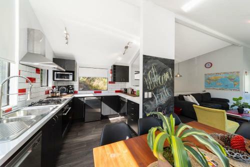 16 Guests In Cbd. No Hills. No Taxis. Unique!