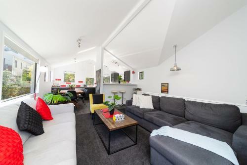 16 Guests In Cbd. No Hills. No Taxis. Unique!