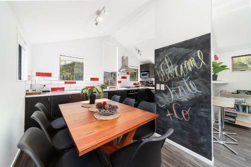 16 Guests In Cbd. No Hills. No Taxis. Unique!