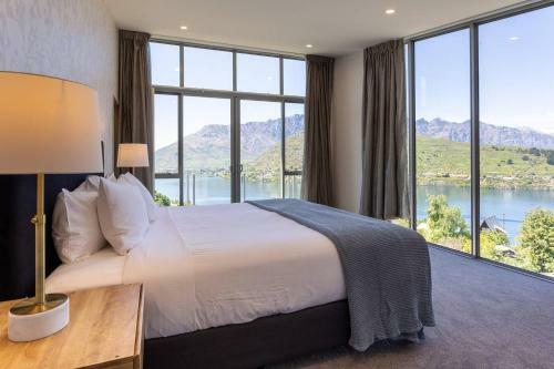 Luxury Lakeside Home With Remarkable View