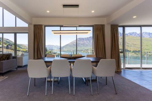 Luxury Lakeside Home With Remarkable View