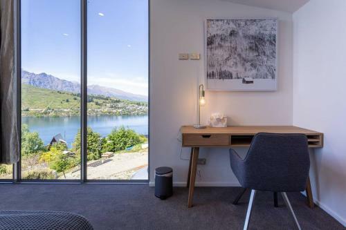 Luxury Lakeside Home With Remarkable View
