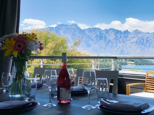 Tekau - Modern Holiday Apartment With Lakeview