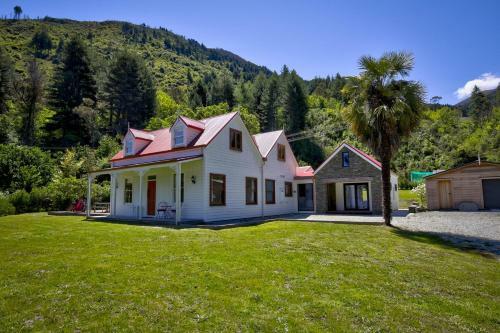 Lakeside Bliss Homestead