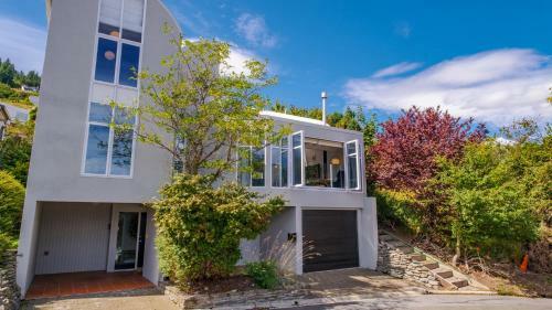 ?taahua - New Property! - 10 Min Walk To Town