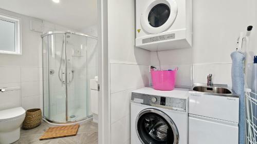 ?taahua - New Property! - 10 Min Walk To Town
