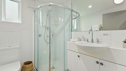?taahua - New Property! - 10 Min Walk To Town