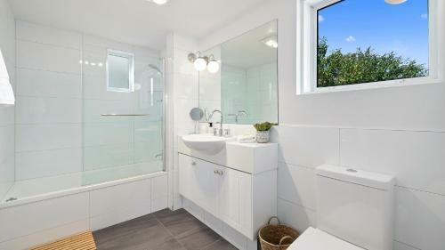 ?taahua - New Property! - 10 Min Walk To Town