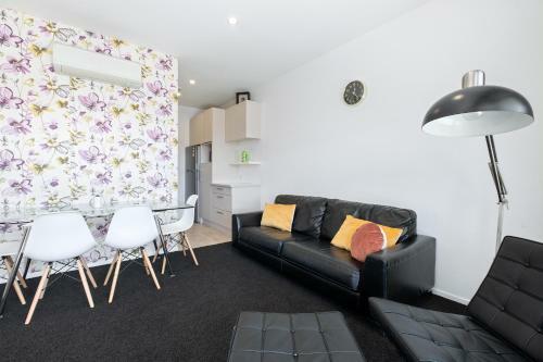 Brookside Gem - Modern 2 Bedroom Apartment