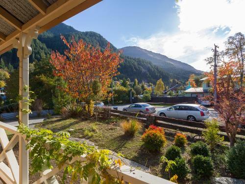 Central Peach - Queenstown Holiday Home