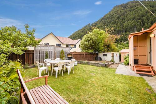 Central Peach - Queenstown Holiday Home