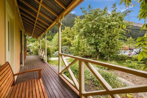 Central Peach - Queenstown Holiday Home