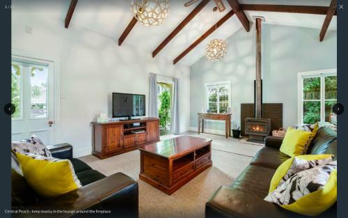 Central Peach - Queenstown Holiday Home