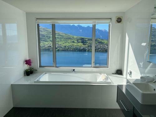 Premium Holiday Home With Stunning Views And Spa