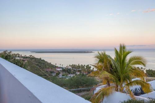 Panoramic Oceanview Home With Private Resort-style Pool