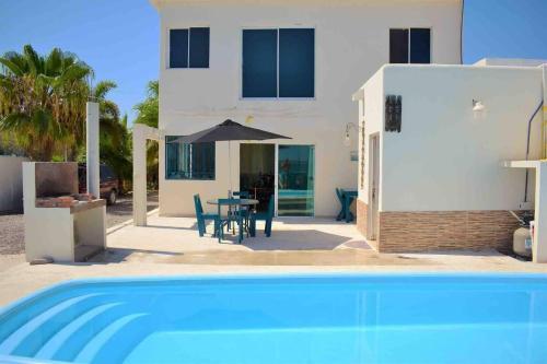 Beautiful Home 4br On Beach With Pool And Bbq