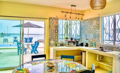 Beautiful Home 4br On Beach With Pool And Bbq