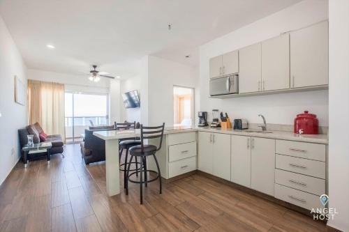 7th-floor Condo With Incredible Ocean View & 2 Pools Onsite