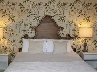 The Golden Fleece Hotel