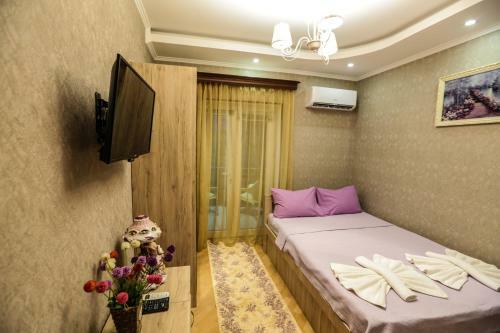 Hotel S.r