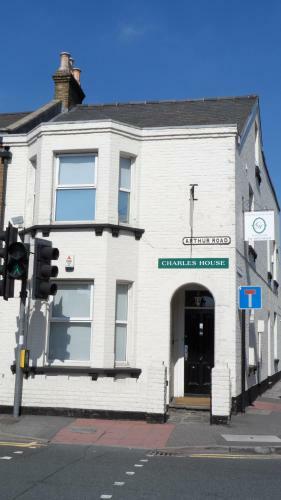 Hostal Charles House