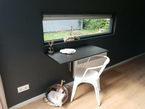 Modern Tiny House Op Rustig Watersportpark