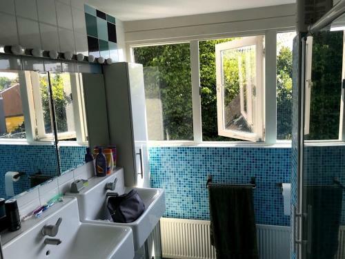 Master Bedroom With Separate Kitchen & Office In Villa Near Tue And Centre
