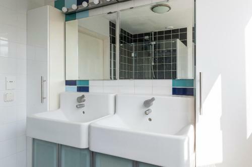 Master Bedroom With Separate Kitchen & Office In Villa Near Tue And Centre