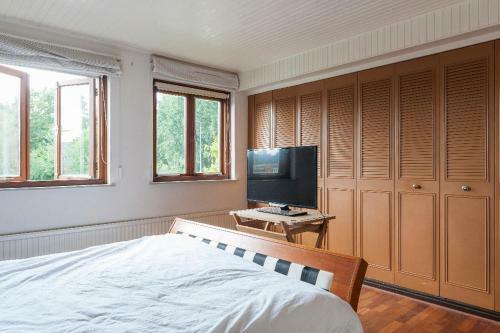 Master Bedroom With Separate Kitchen & Office In Villa Near Tue And Centre