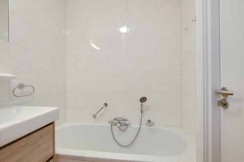 Apartamento de Trintel Op 1e Verdieping Met Ruim Terras En Zeezicht