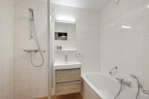 Apartamento de Trintel Op 1e Verdieping Met Ruim Terras En Zeezicht