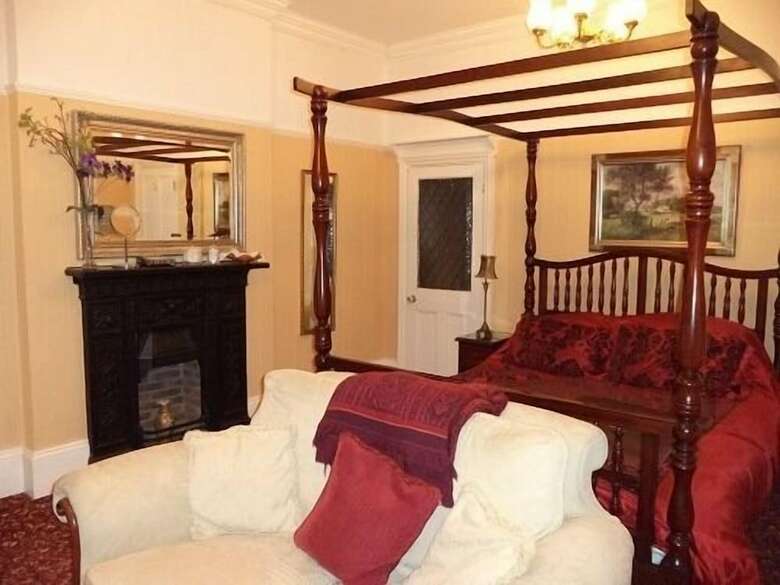 Hostal Britten House