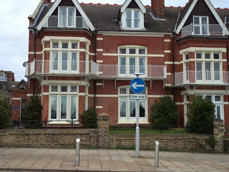 Hostal Britten House